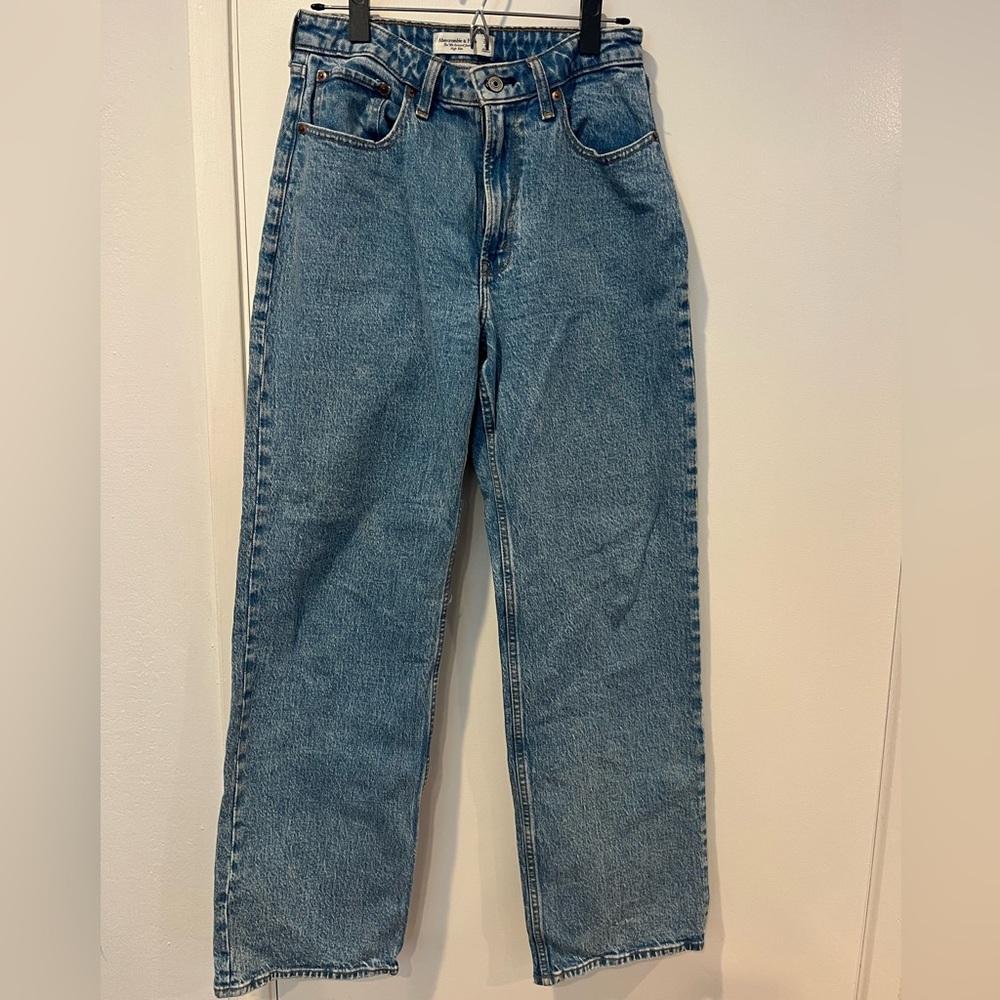 Abercrombie & Fitch Light Blue High Rise 90s Relaxed Jean 28/6 Short Curve Love
